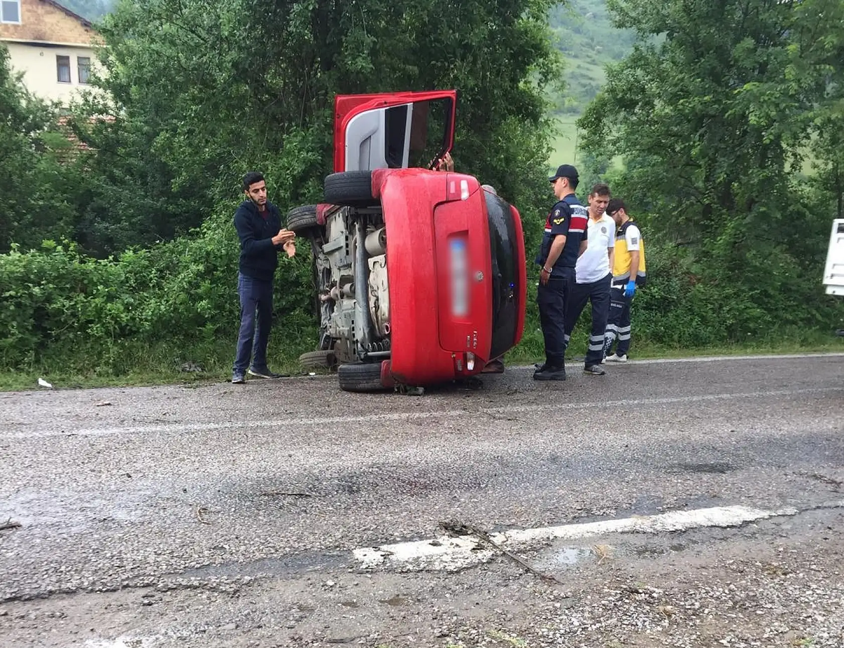 Islak zeminde kayan otomobil takla attı