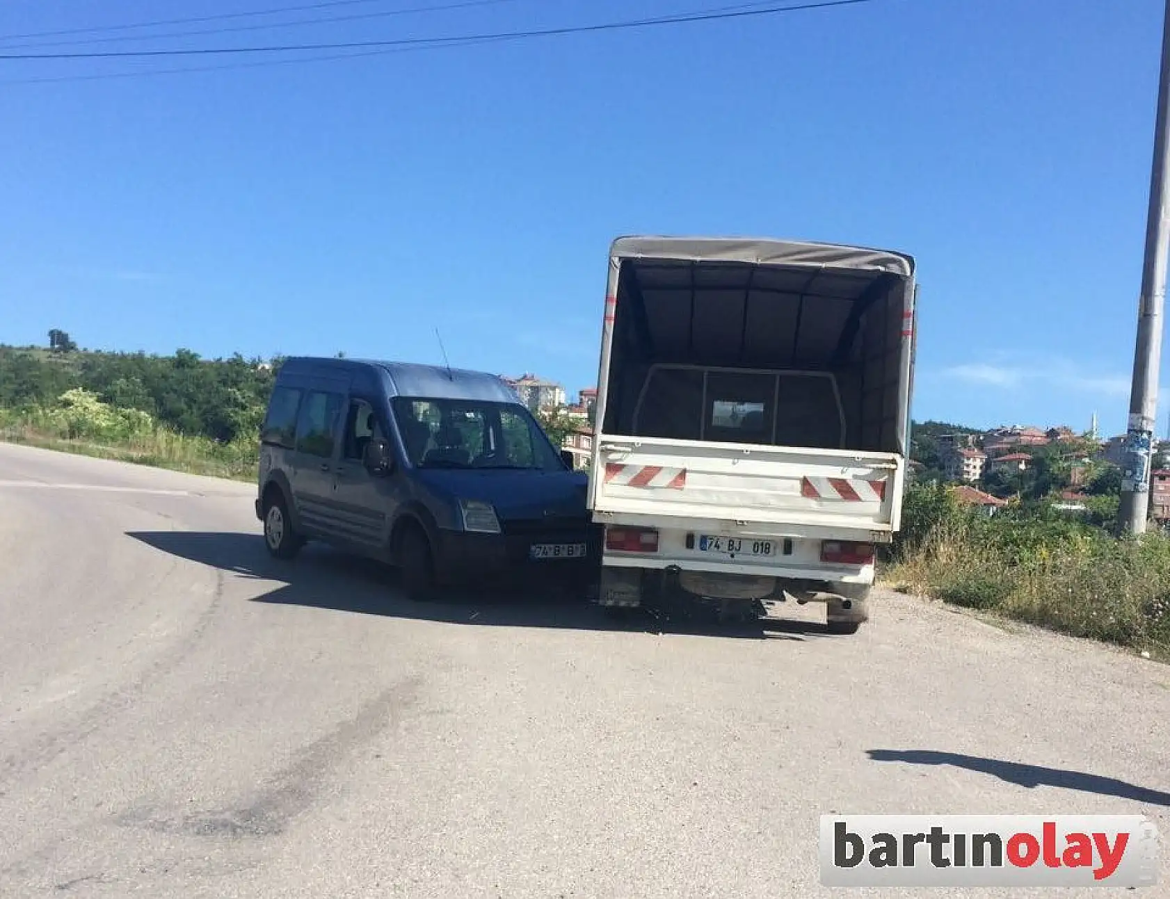 Ters yöne giren kamyonet kazaya neden oldu