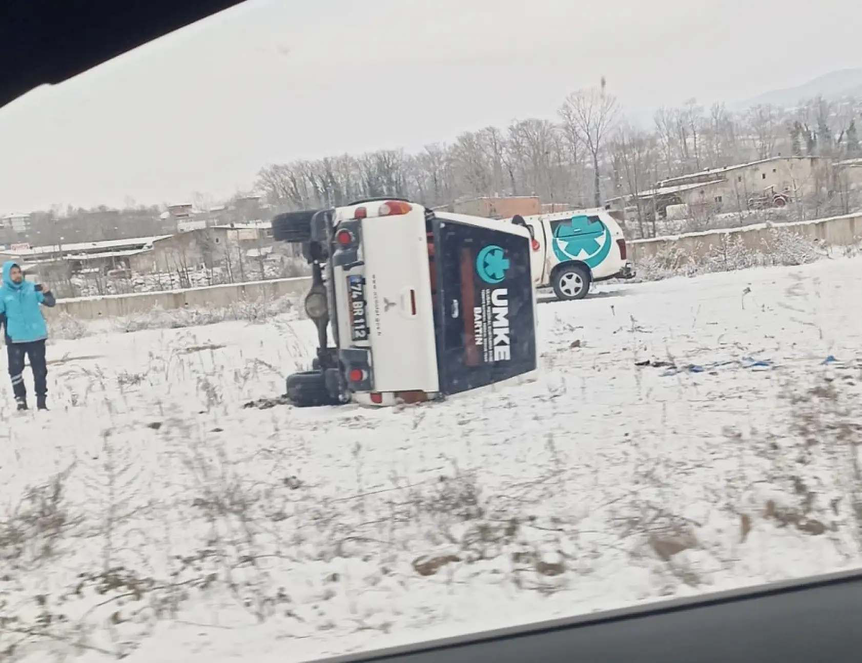 Umke aracı karlı yolda devrildi