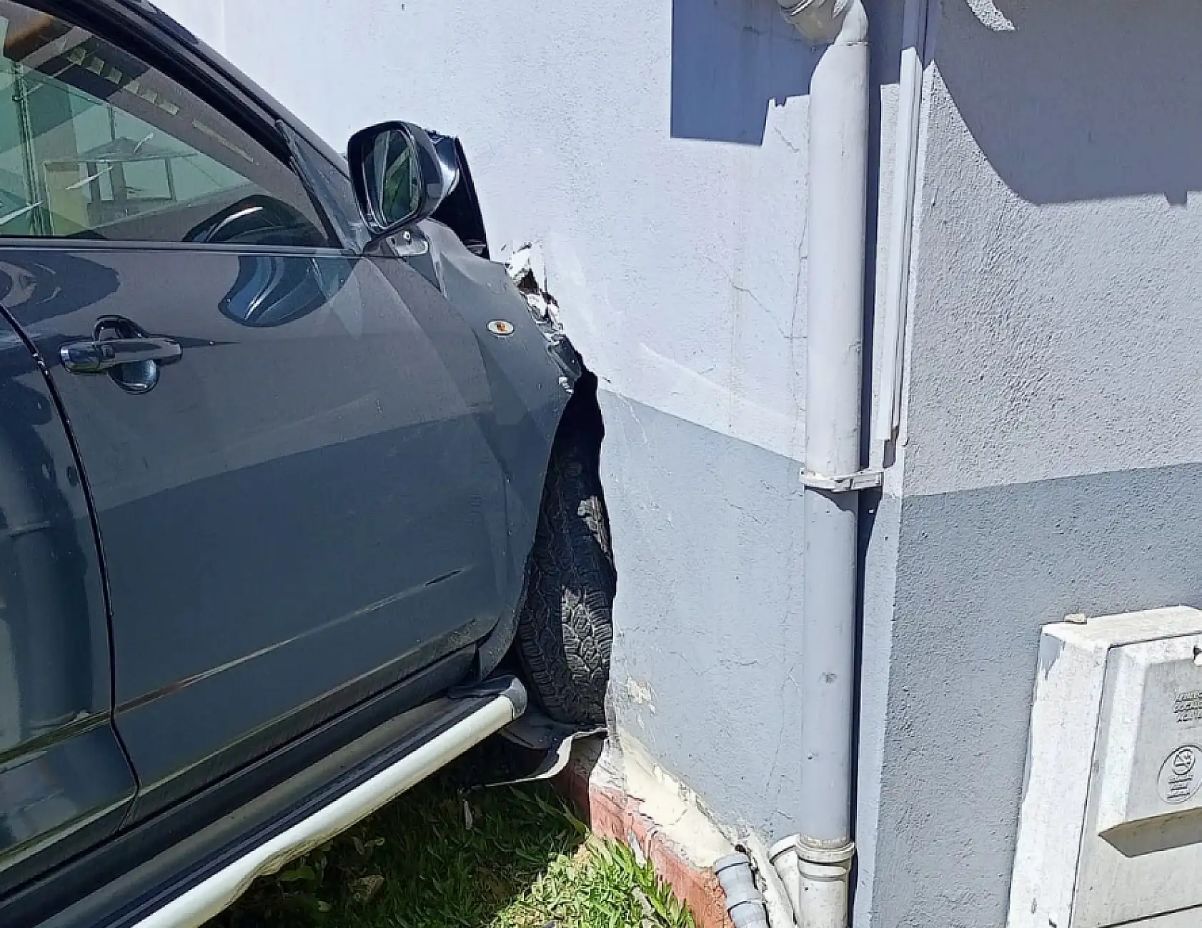 Kontrolden çıktı, duvarı deldi