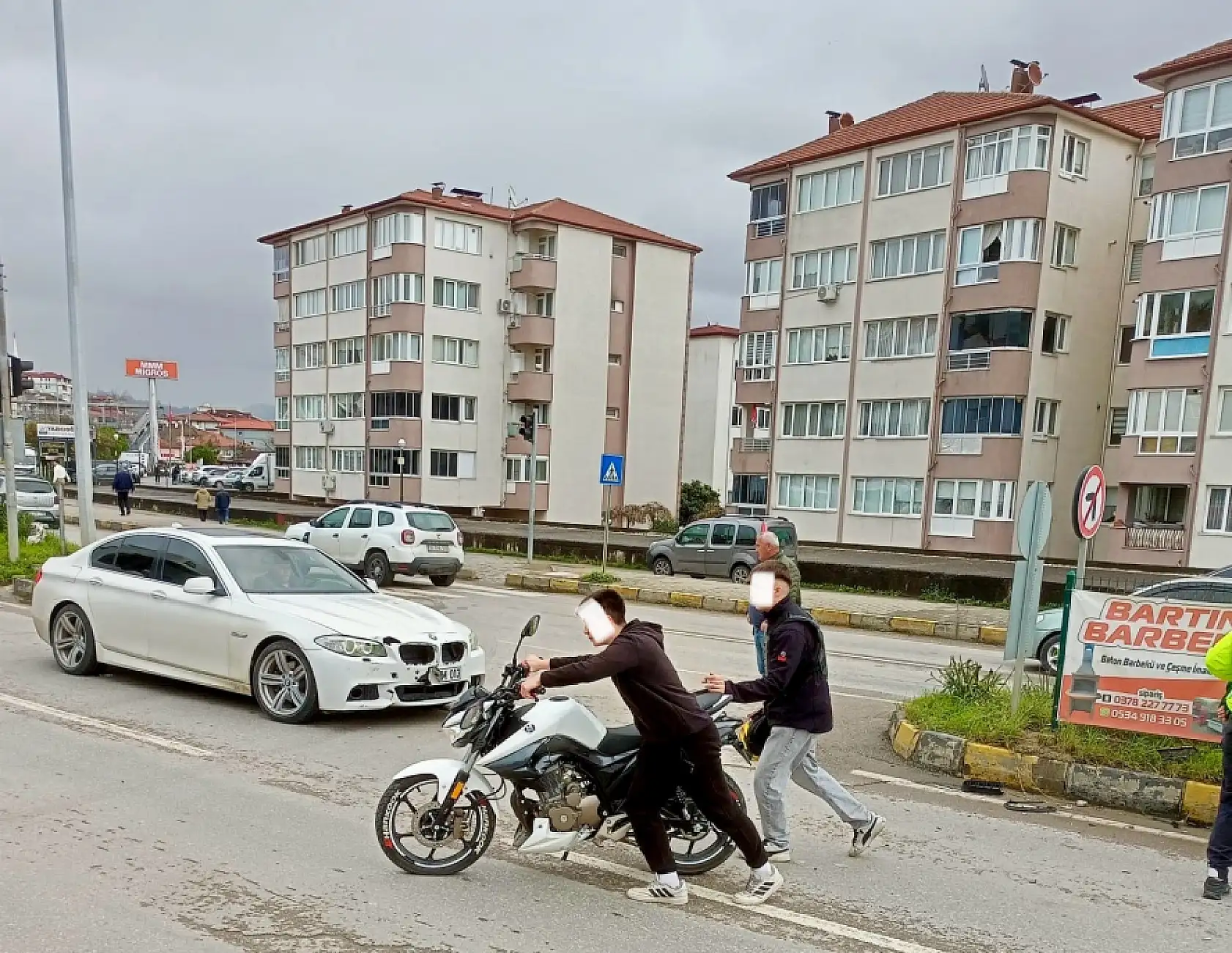 Motosiklet ve otomobil çarpıştı