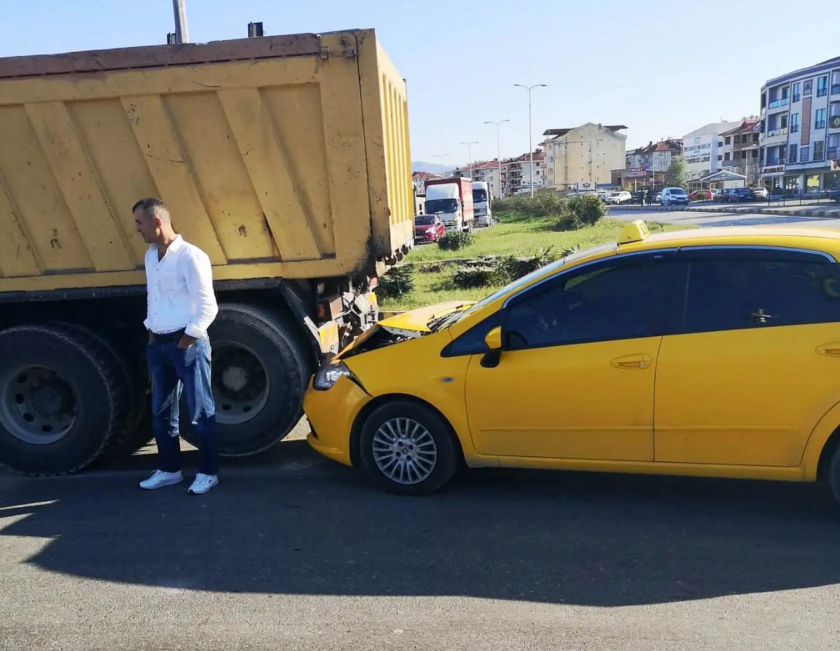 Işıklı kavşakta kaza