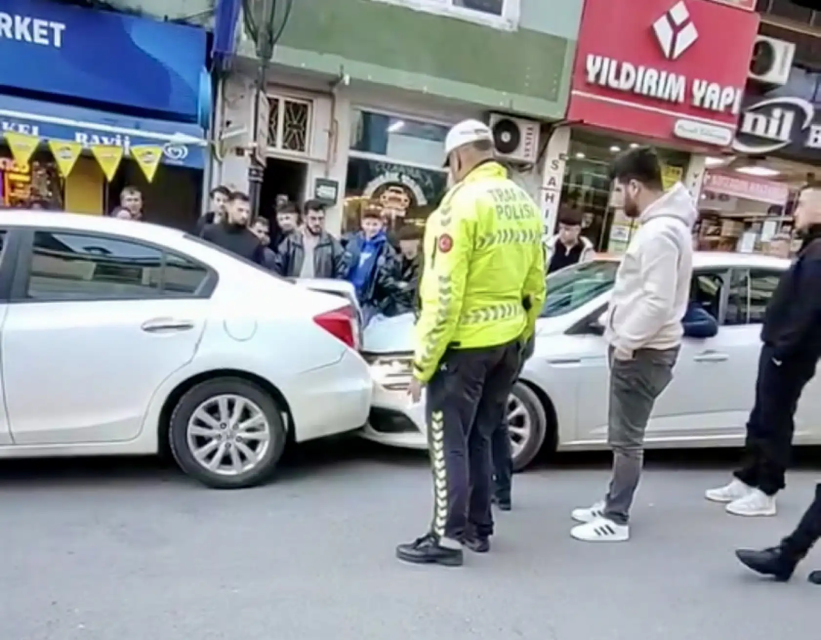 Bartın'da ilginç olay, araçlar ayrılmadı