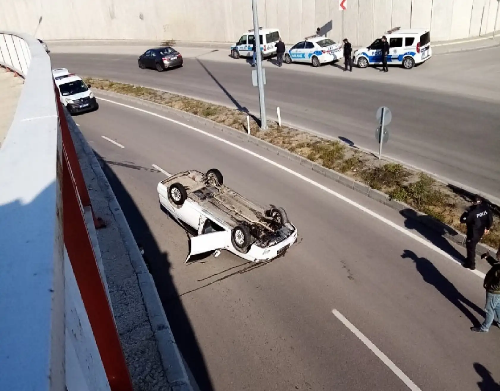 Kontrolden çıkan otomobil takla attı