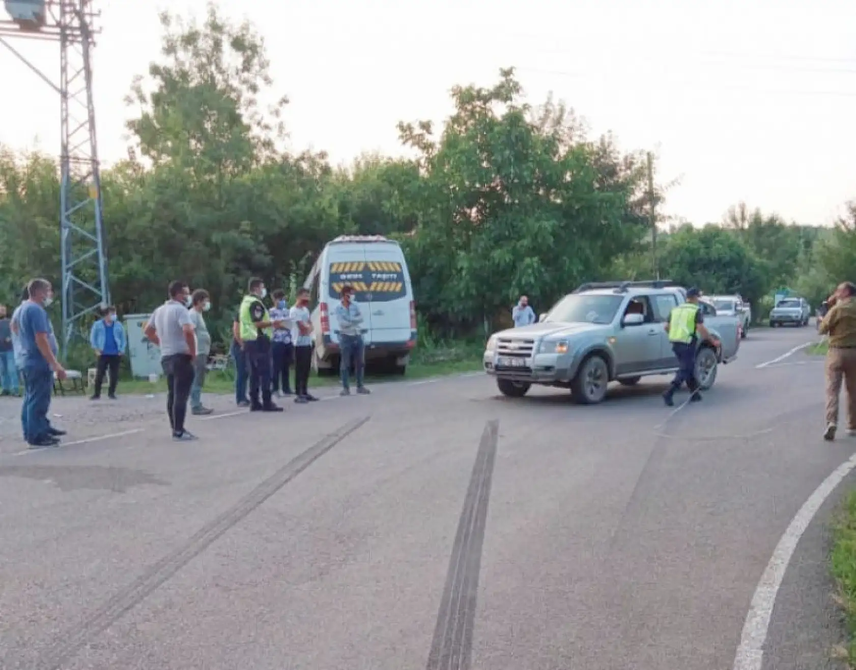 İşçi servisi ile kamyonet çarpıştı