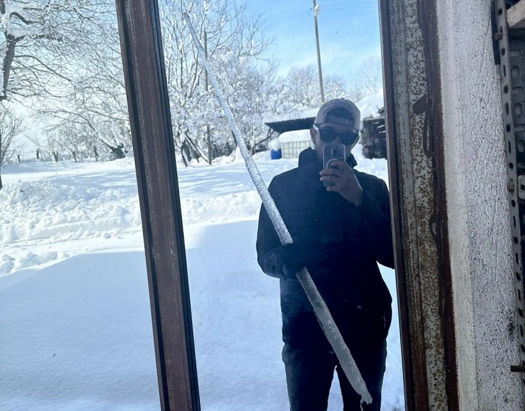 Köylerde kar insan boyunda