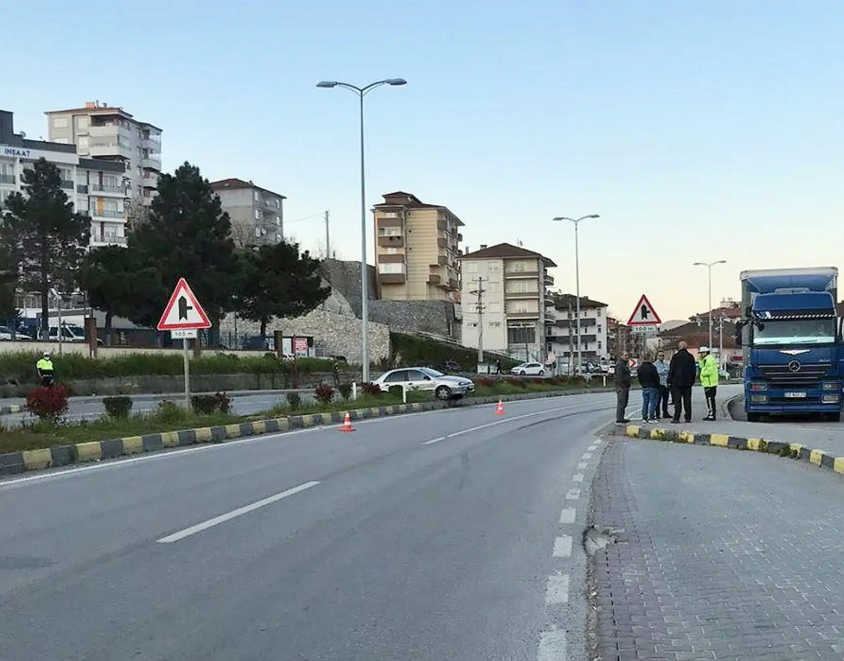 Çatmacada kaza, otomobil orta refüje çıktı