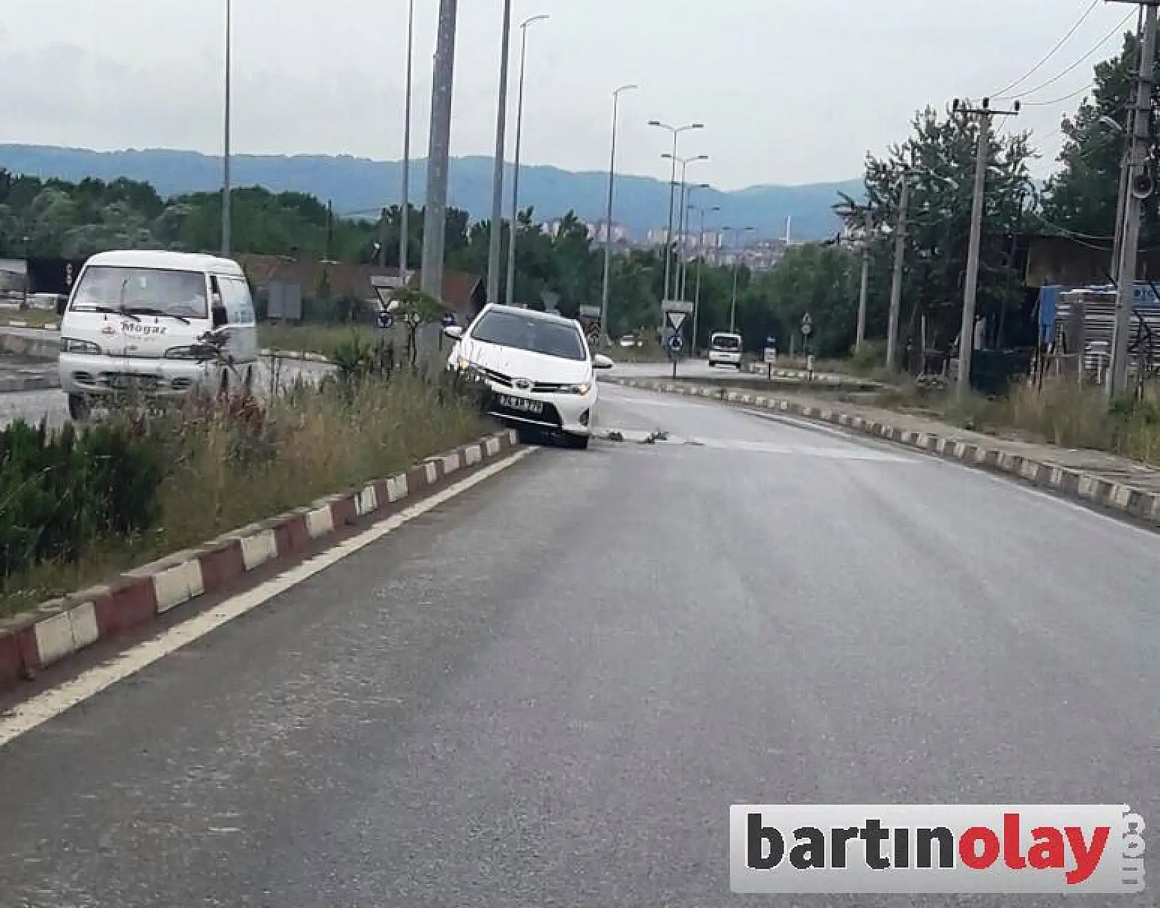 Takla atan araç ters döndü