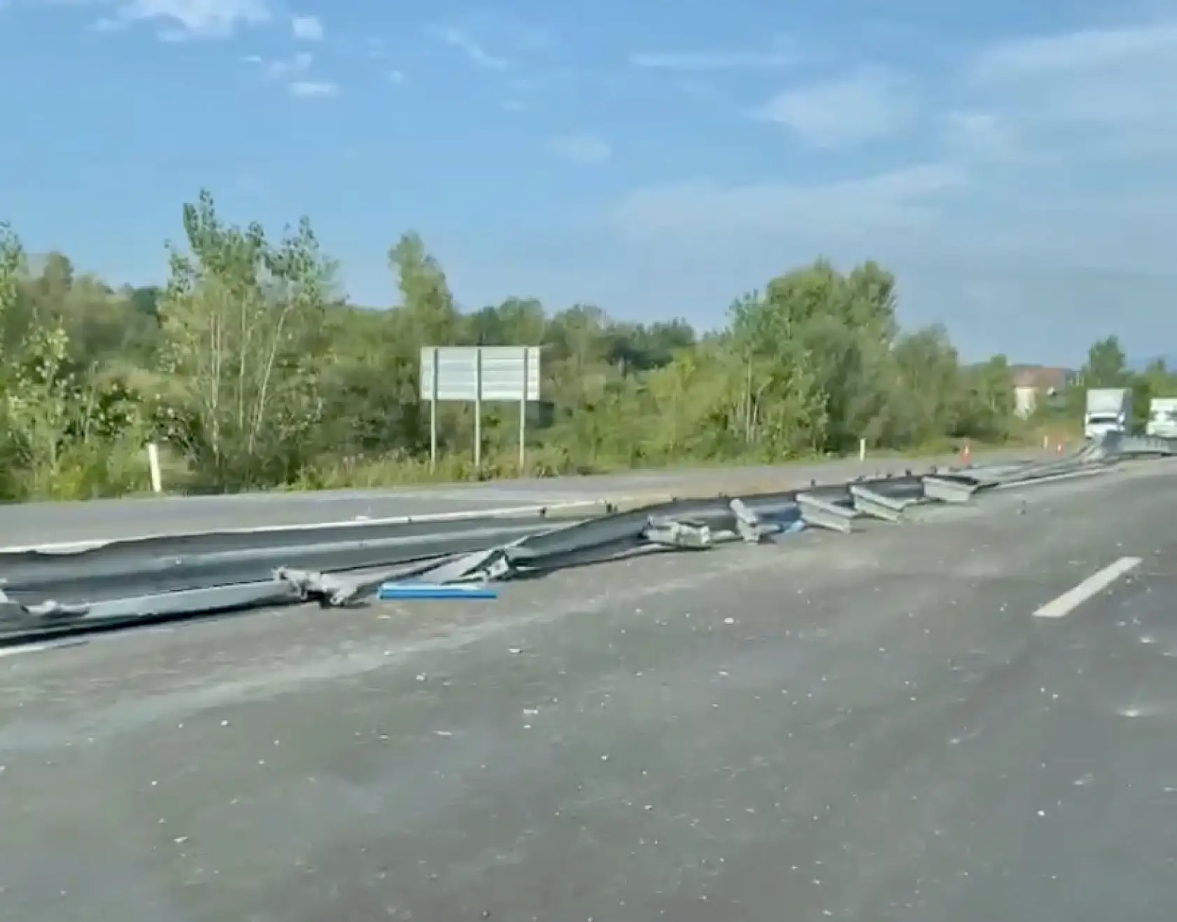 Kontrolden çıkan tır bariyerleri ezdi