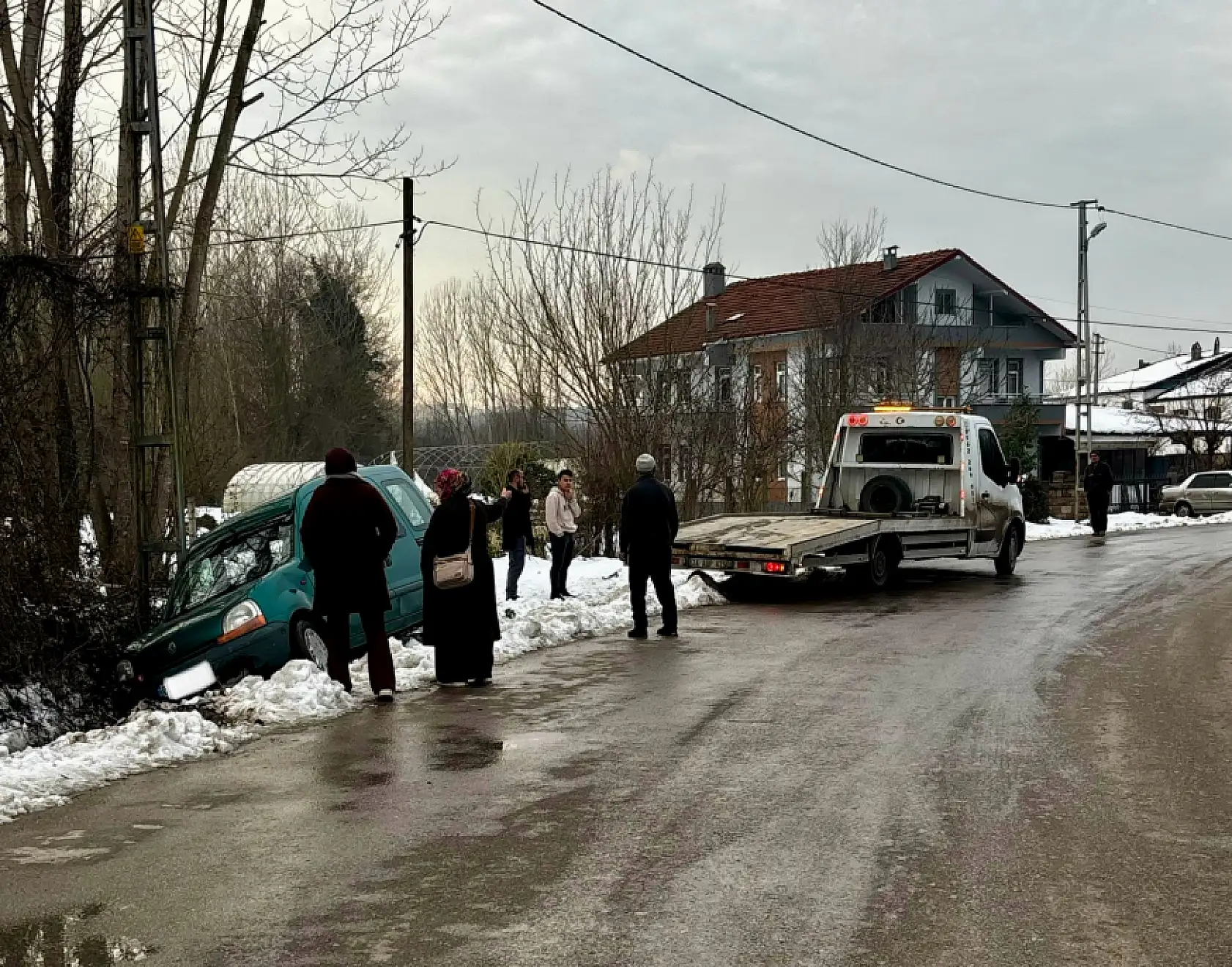 Otomobil kanala uçtu