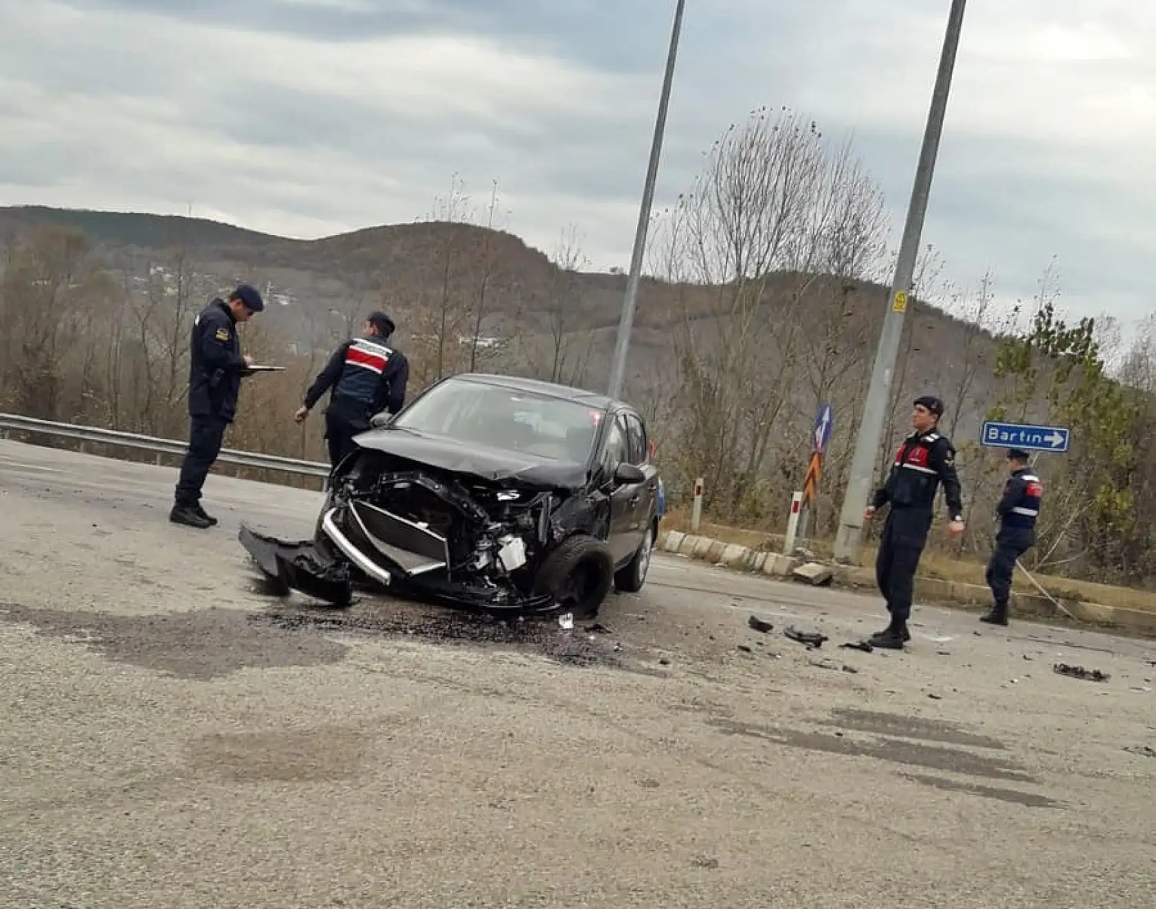 Kamyon ile otomobil çarpıştı