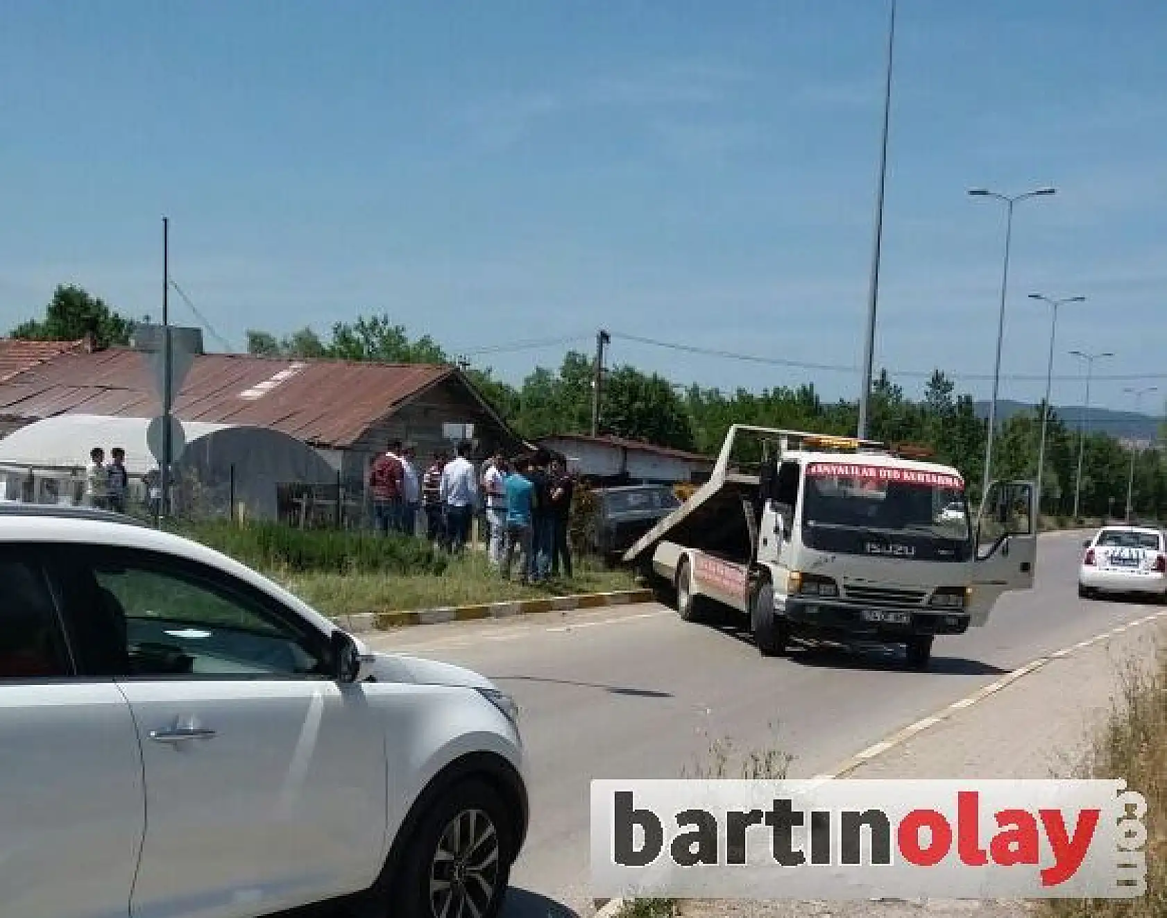 Kontrolü kaybetti, orta refüje çarptı