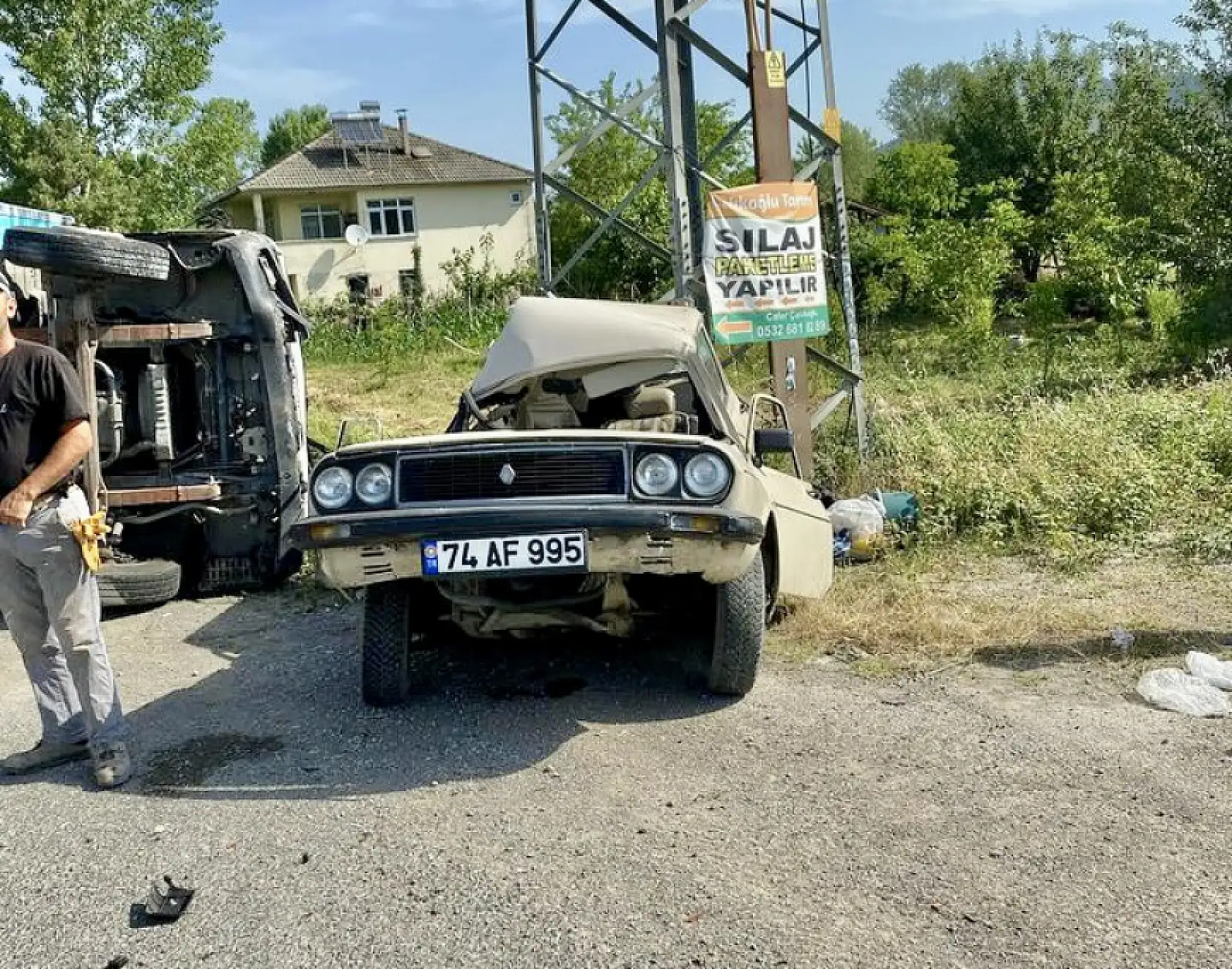 Otomobil ile çarpışan Kamyonet devrildi