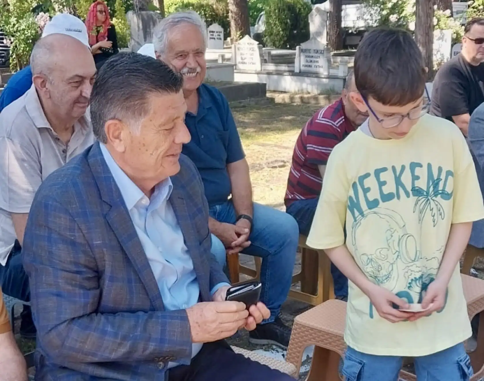 Dualar edildi, mezarlıklar çiçeklendi