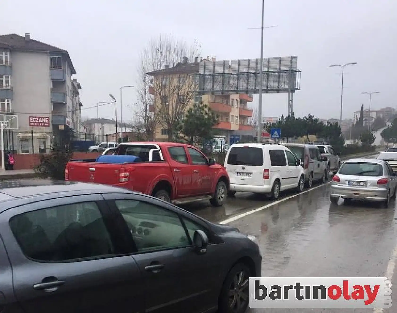 4 araç birbirine çarptı