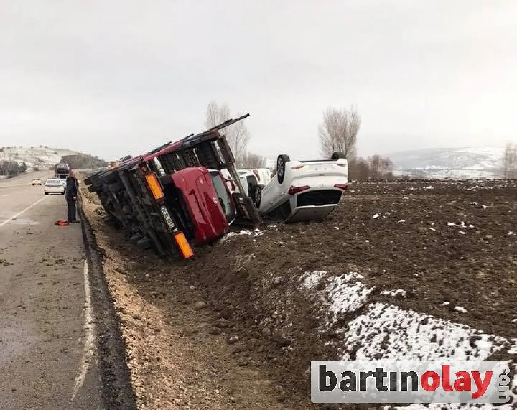 Sıfır otomobilleri taşıyan TIR devrildi