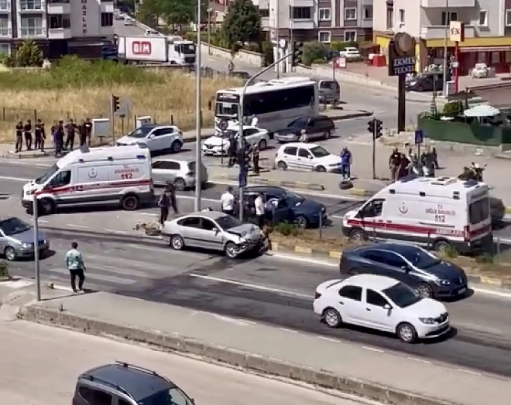 Kavşakta kaza, çok sayıda yaralı var