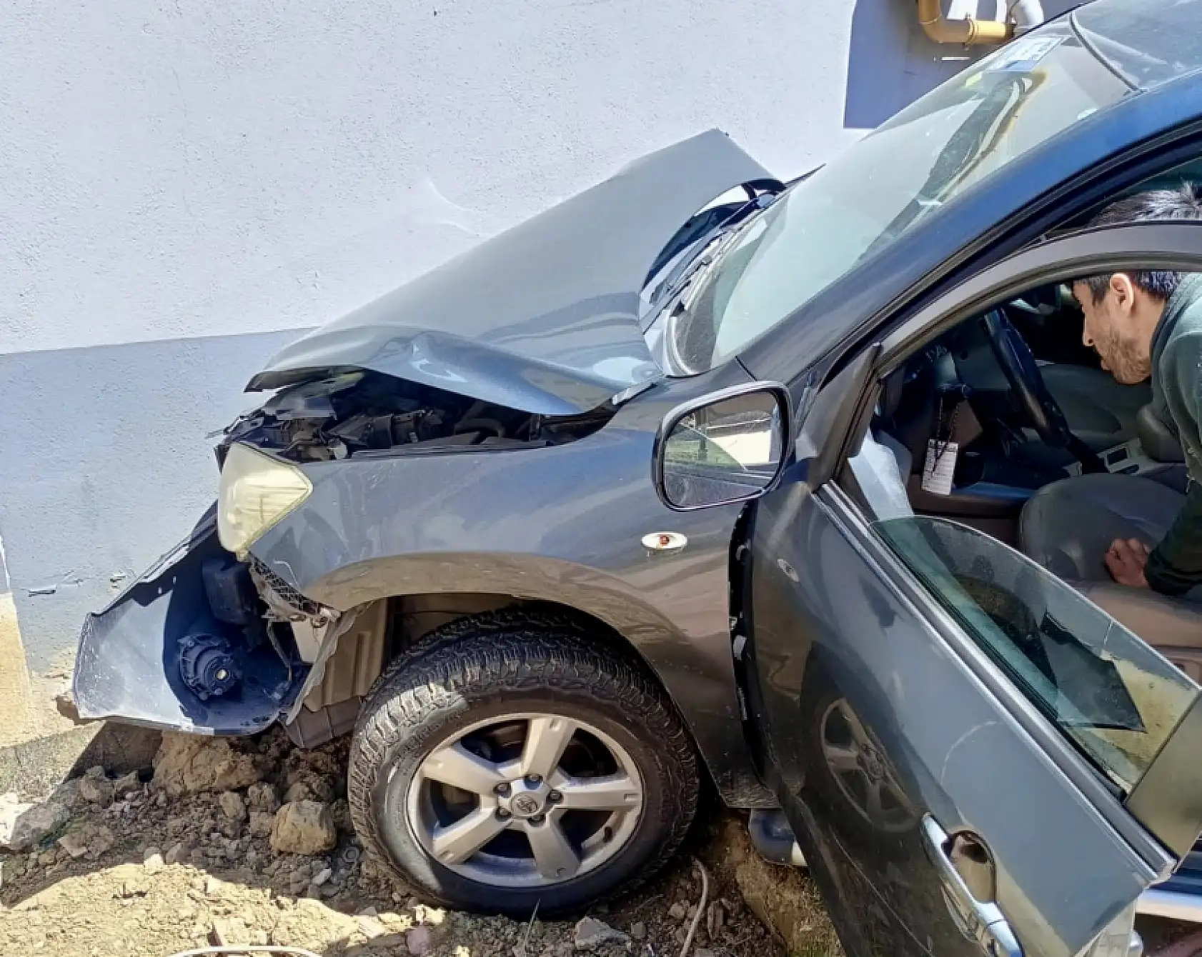 Kontrolden çıktı, duvarı deldi