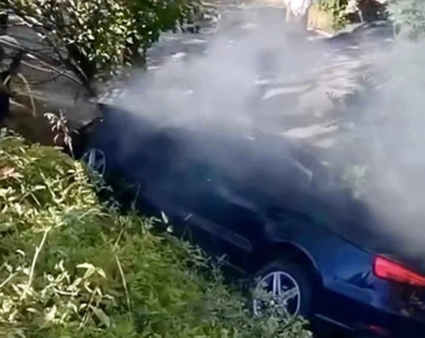 Çarpışan araçlardan biri Şarampole uçtu