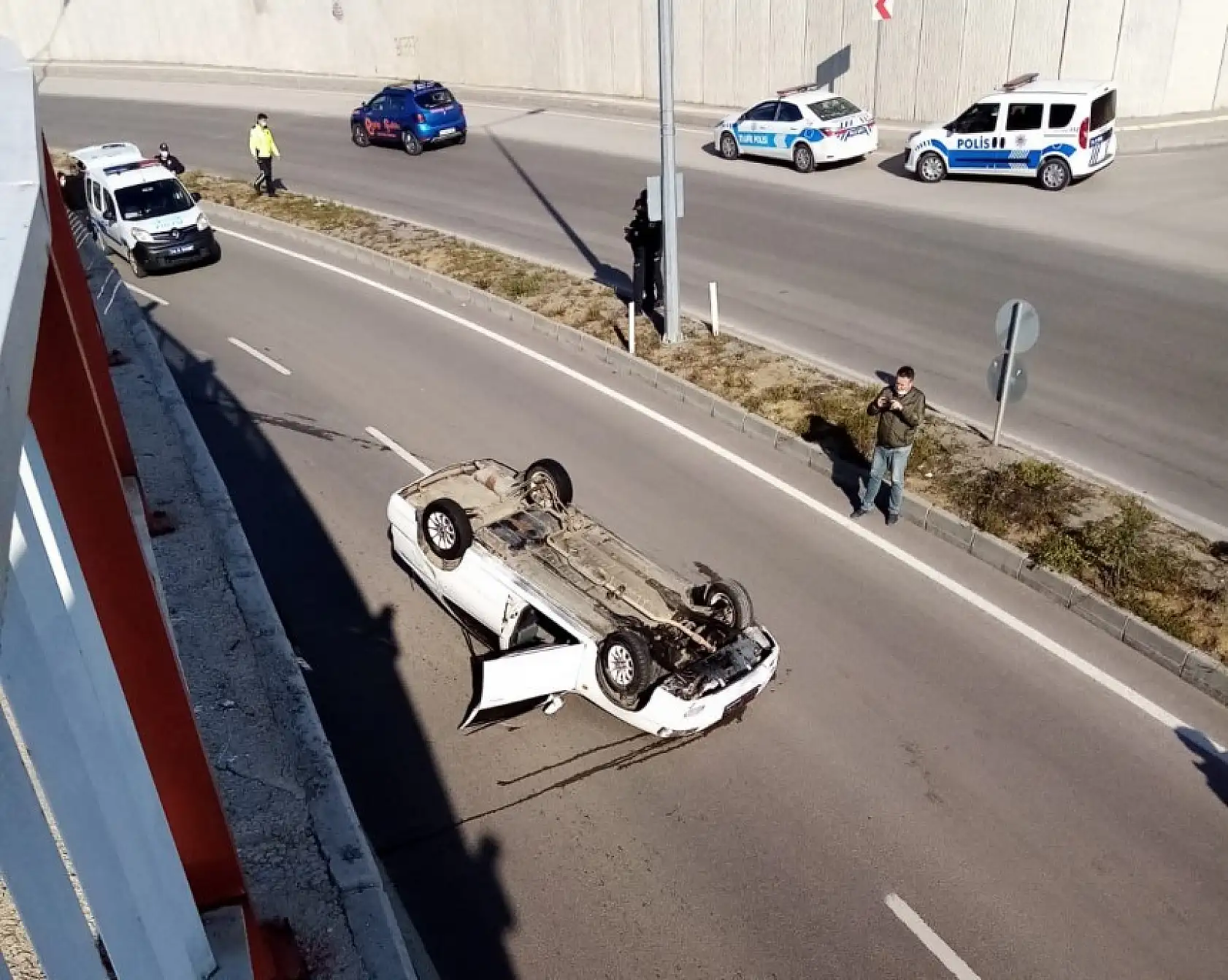 Kontrolden çıkan otomobil takla attı