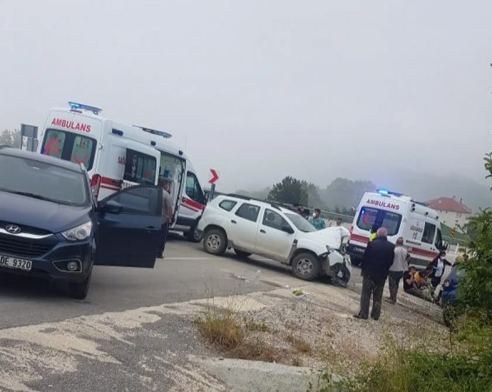 İki araç kafa kafaya çarpıştı