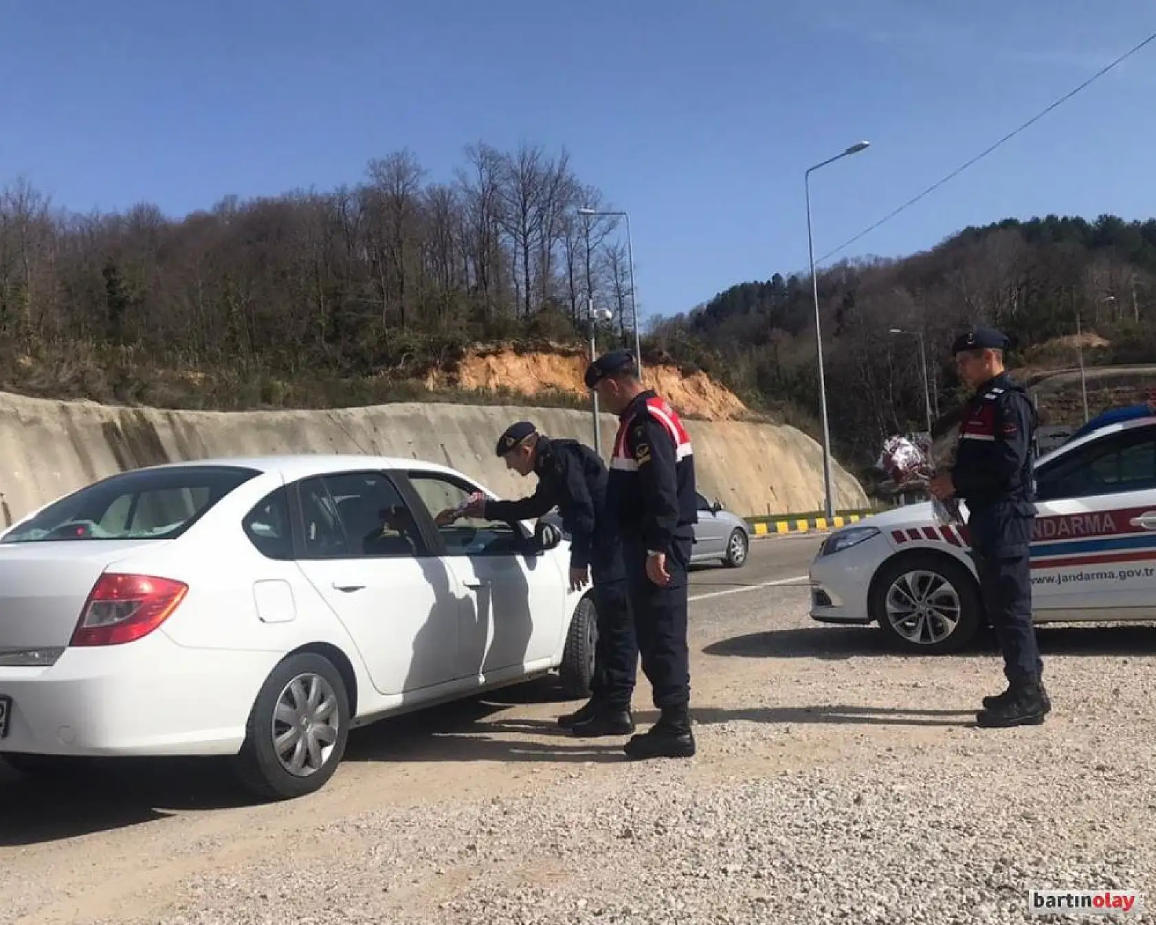 Jandarmadan kadınlara karanfil