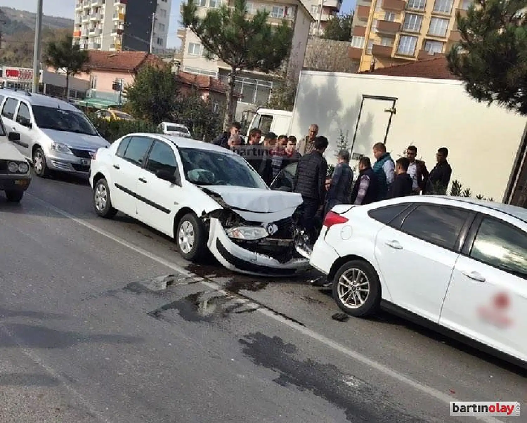 Yayaya yol veren araca çarptı