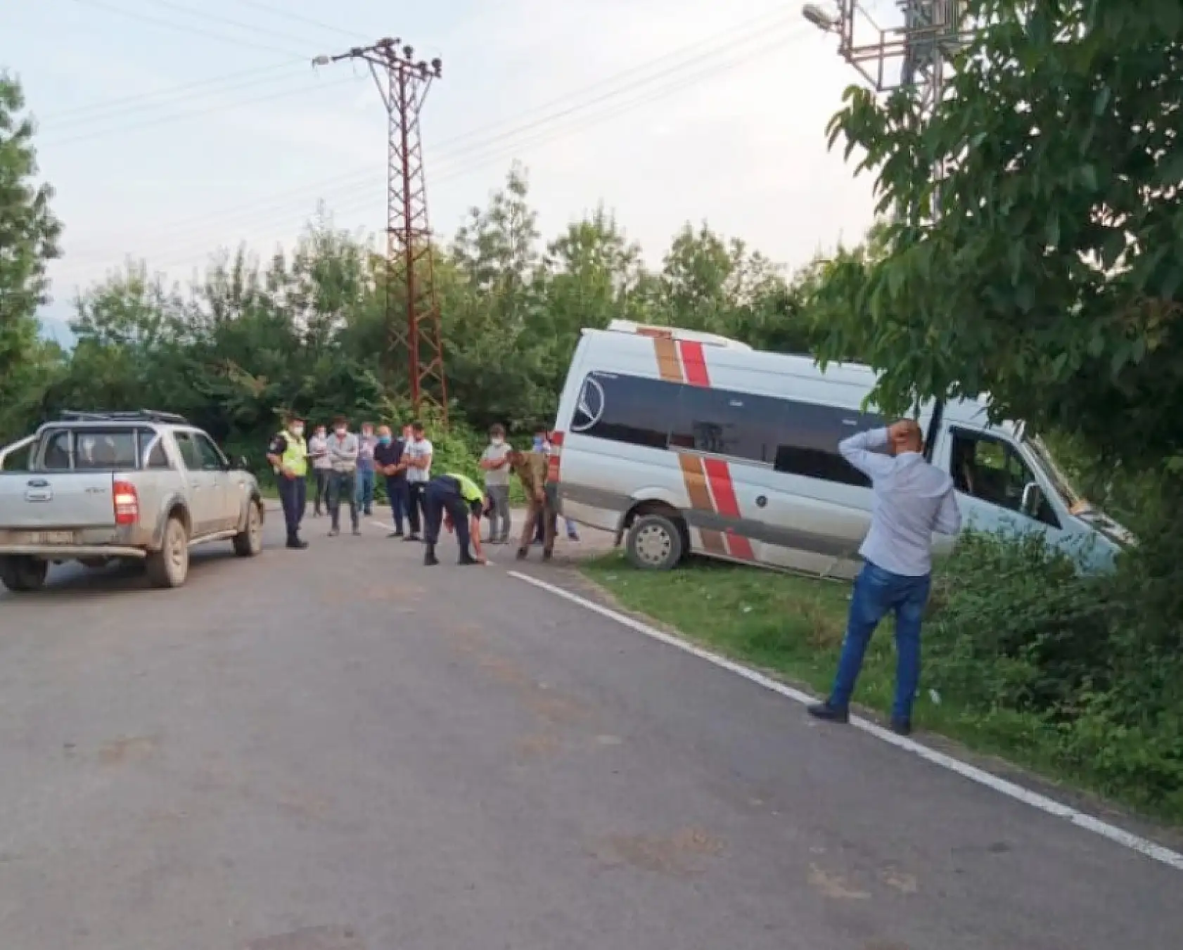 İşçi servisi ile kamyonet çarpıştı