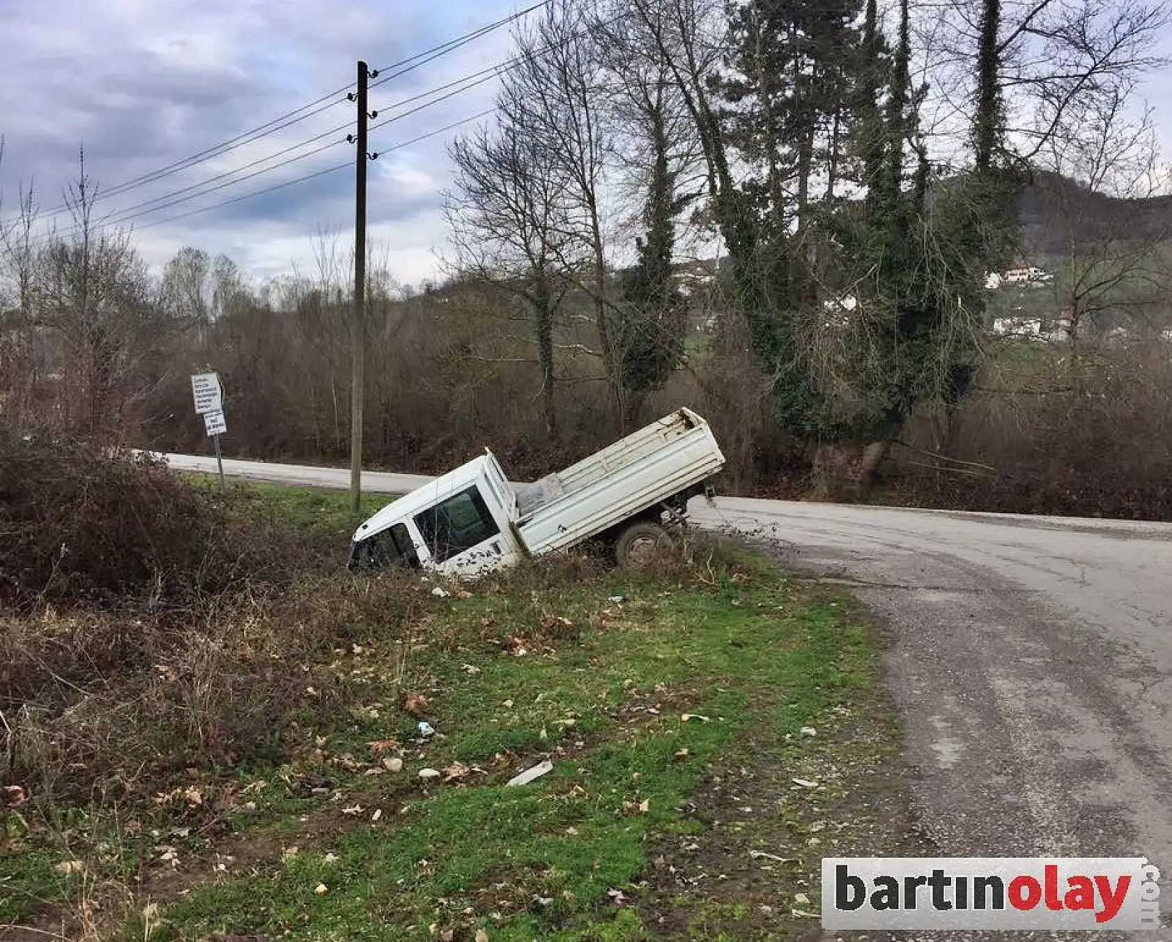 Kamyonet şarampole devrildi