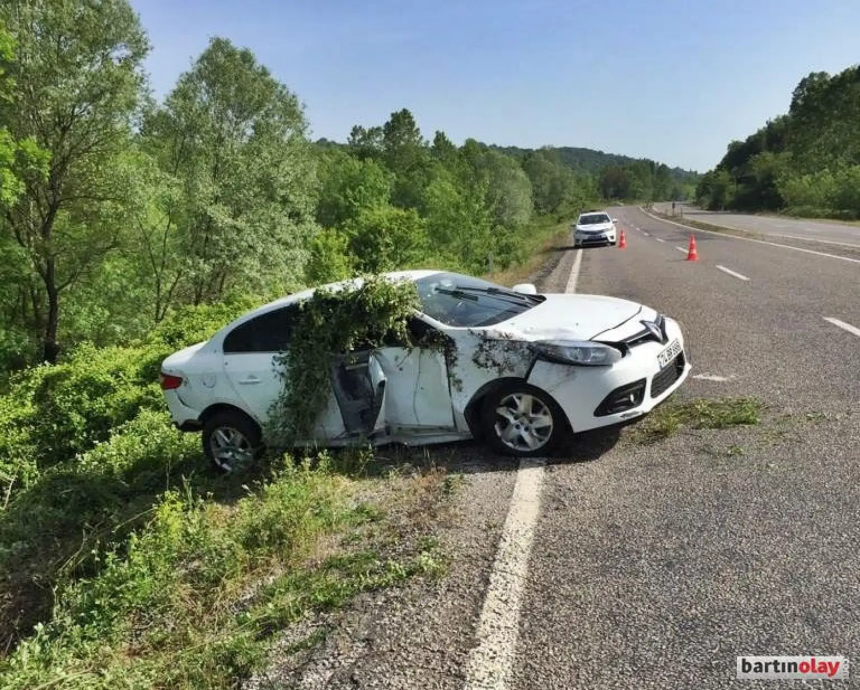 Otomobil şarampole yuvarlandı