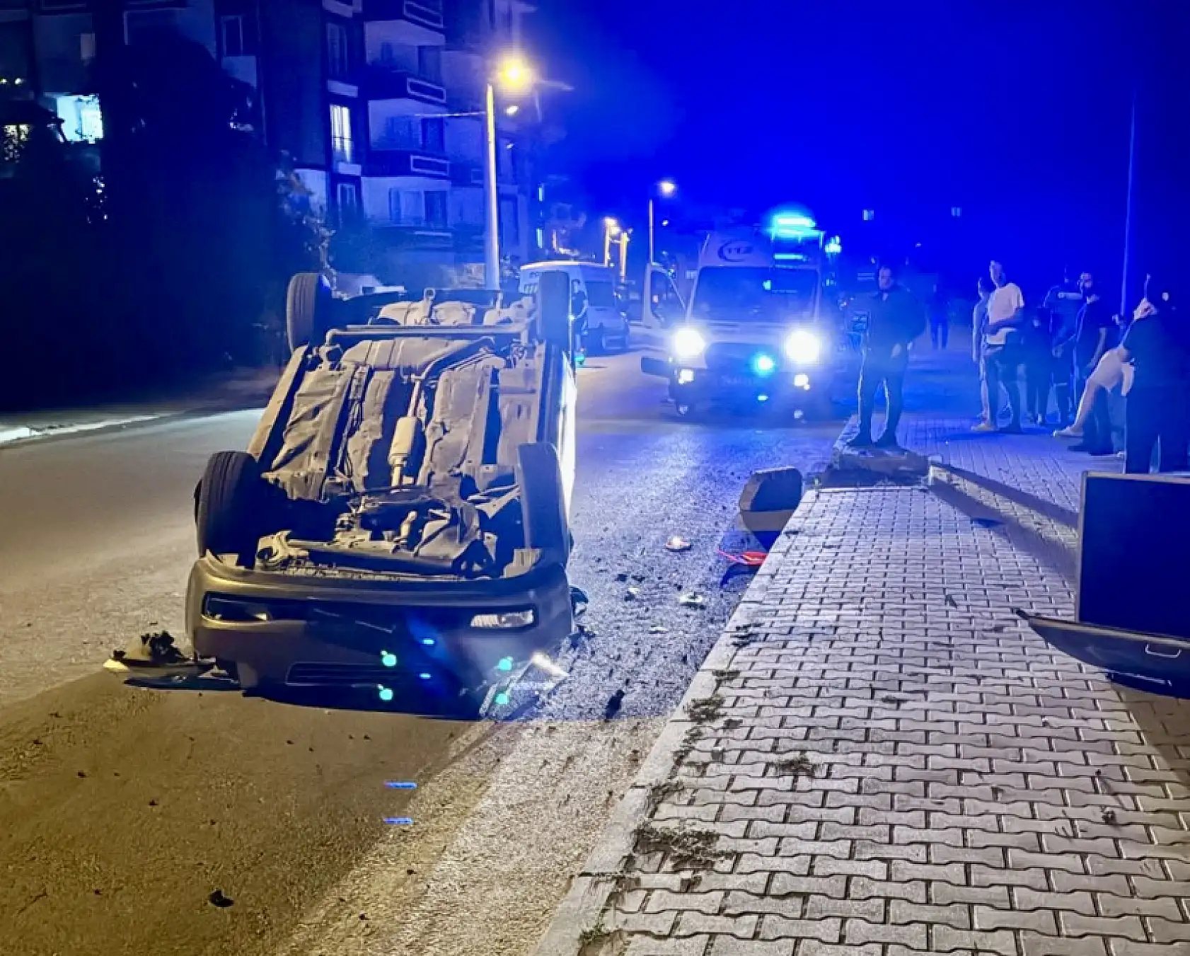 Kaldırıma çarpıp takla attı