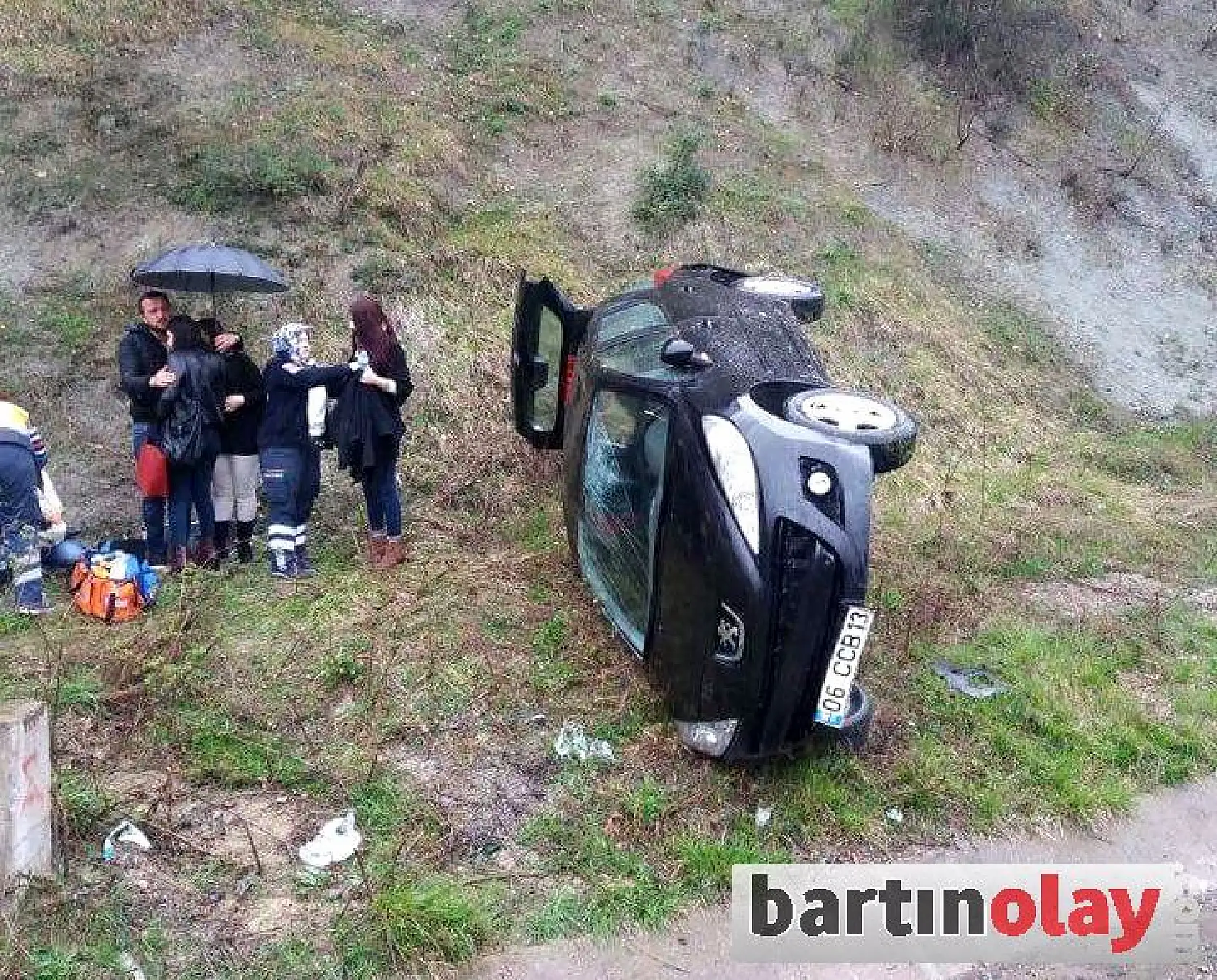Otomobil Kaygan Yolda Takla attı