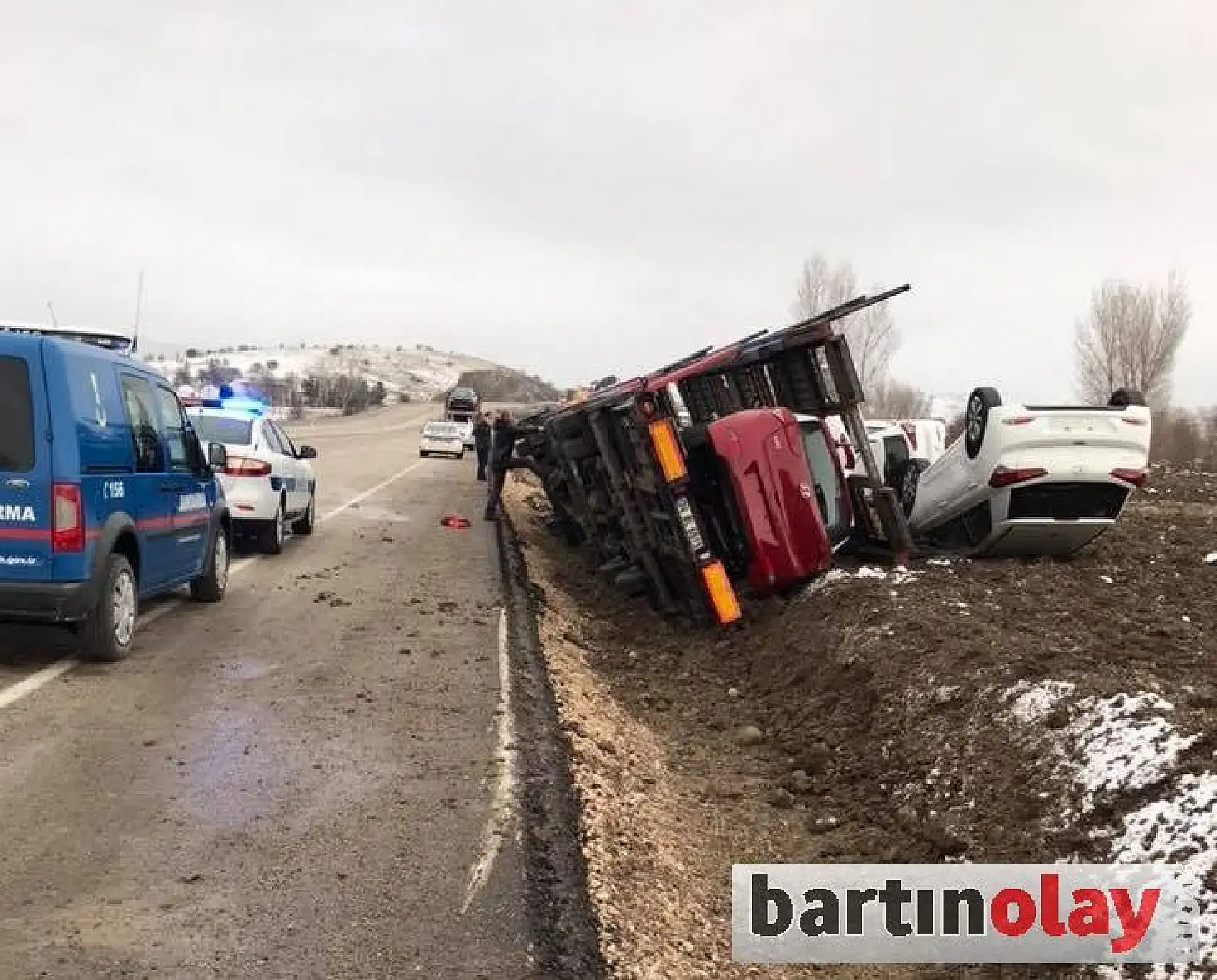Sıfır otomobilleri taşıyan TIR devrildi