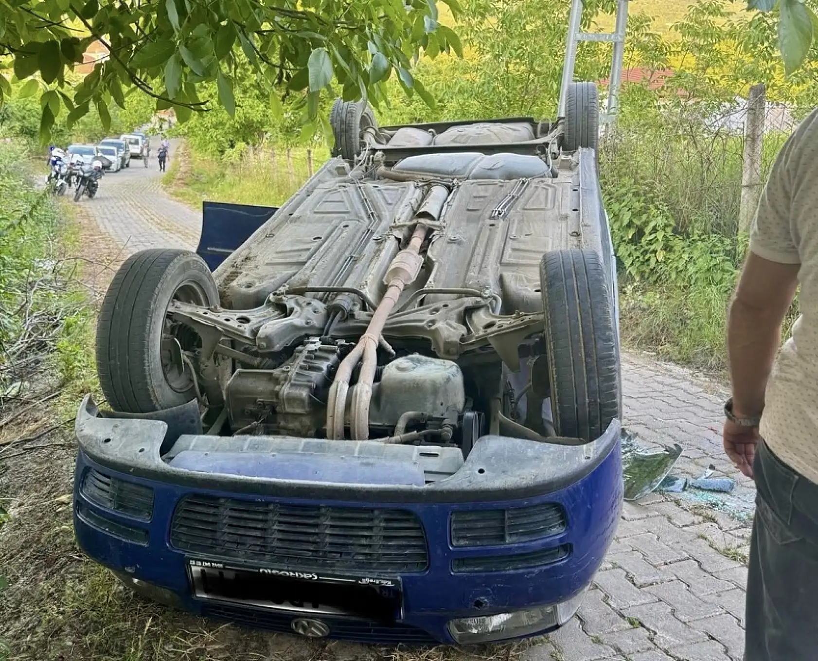 Geri kaçan otomobil ters döndü