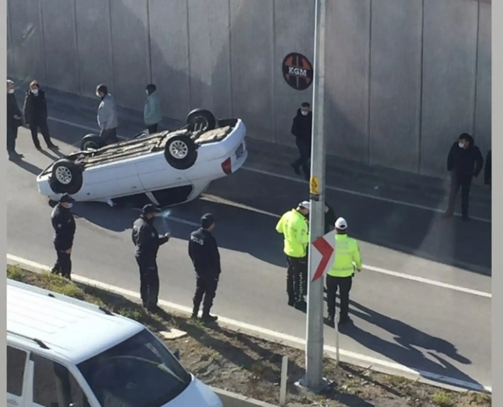Kontrolden çıkan otomobil takla attı