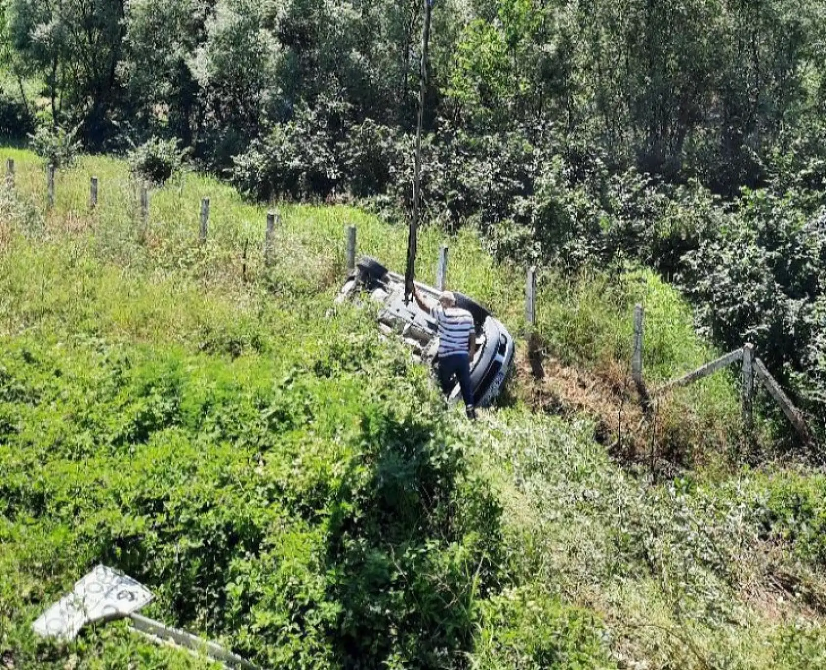 Trafik levhasına çarpıp şarampole yuvarlandı