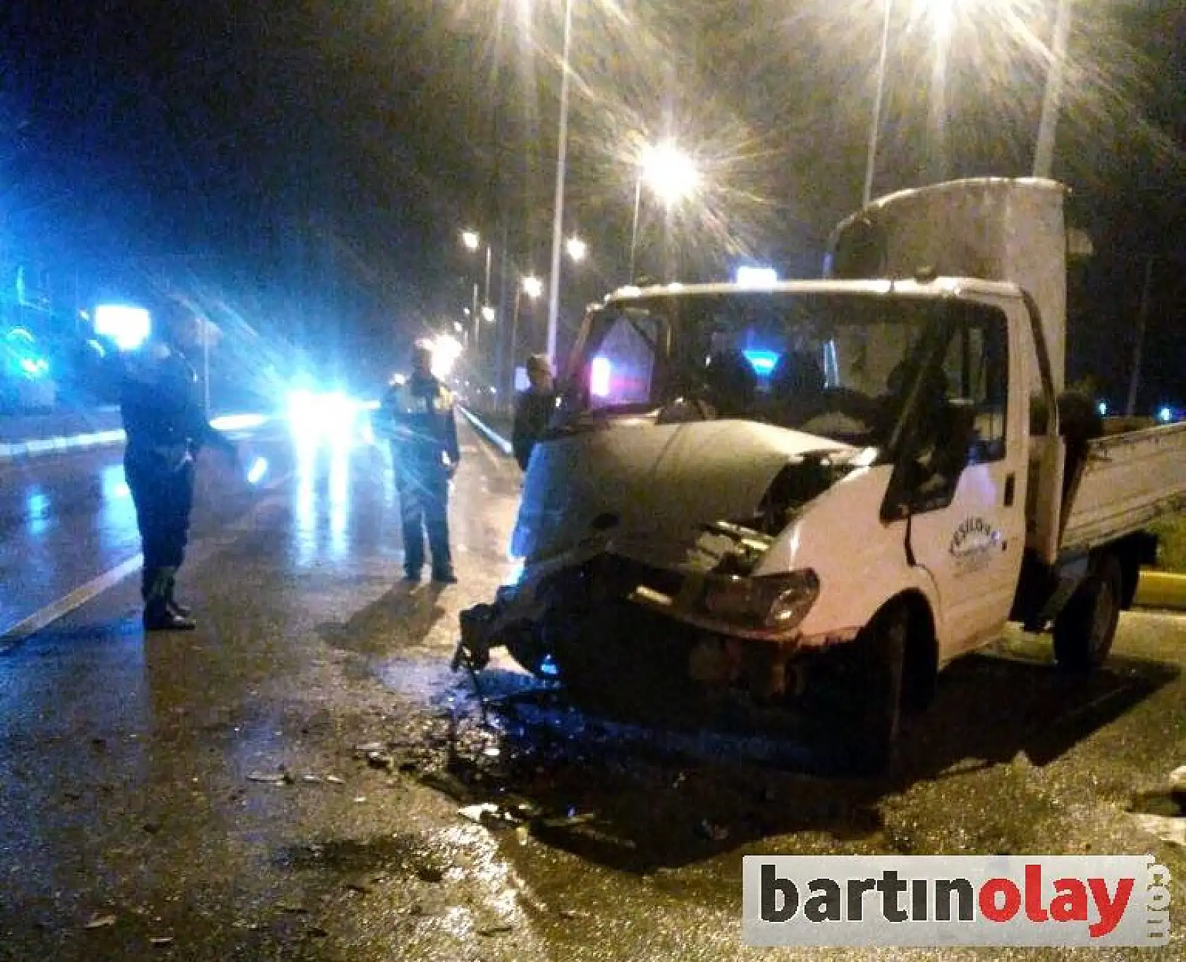 Minibüs ile Kamyonet Çarpıştı: 4 Yaralı