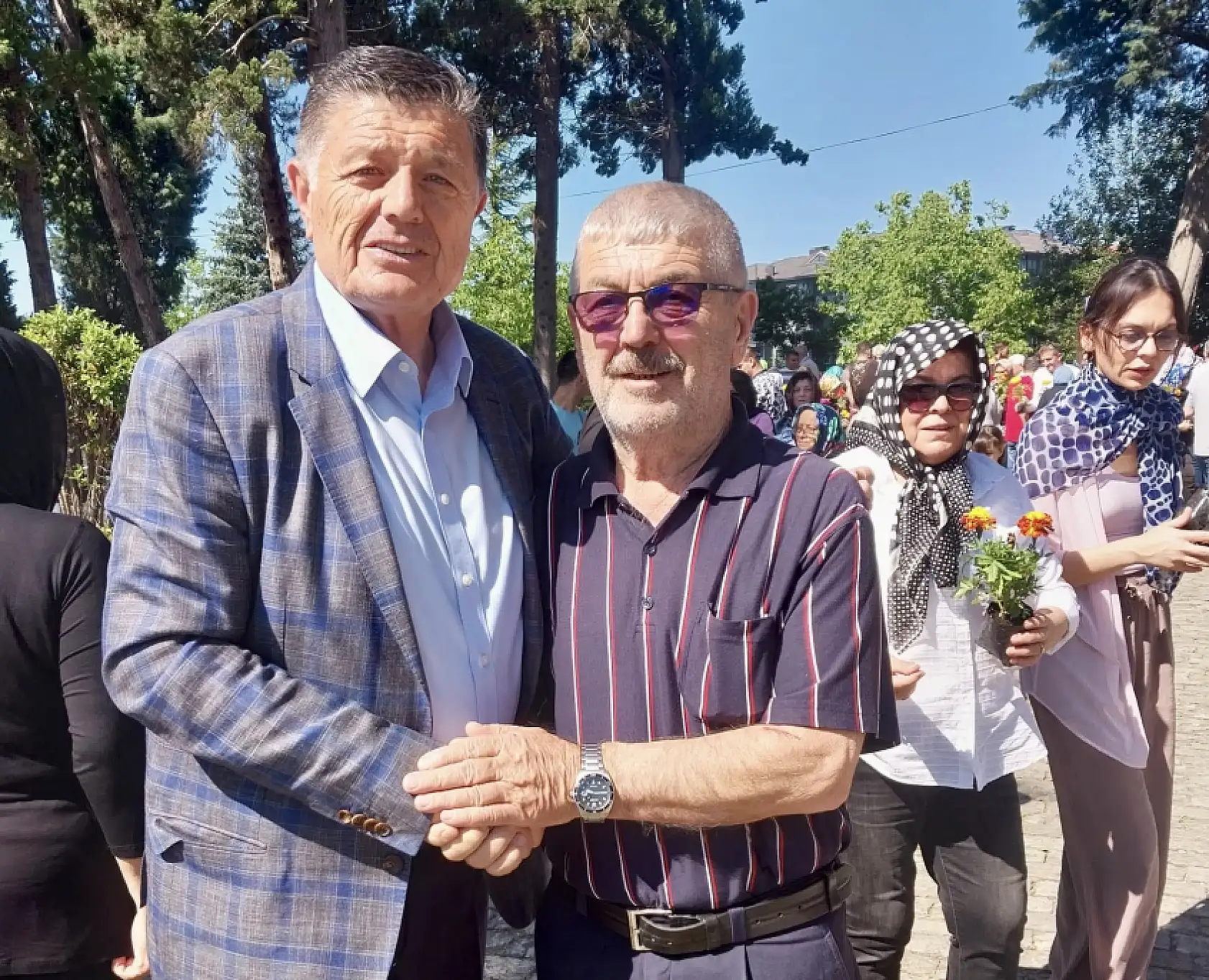 Dualar edildi, mezarlıklar çiçeklendi