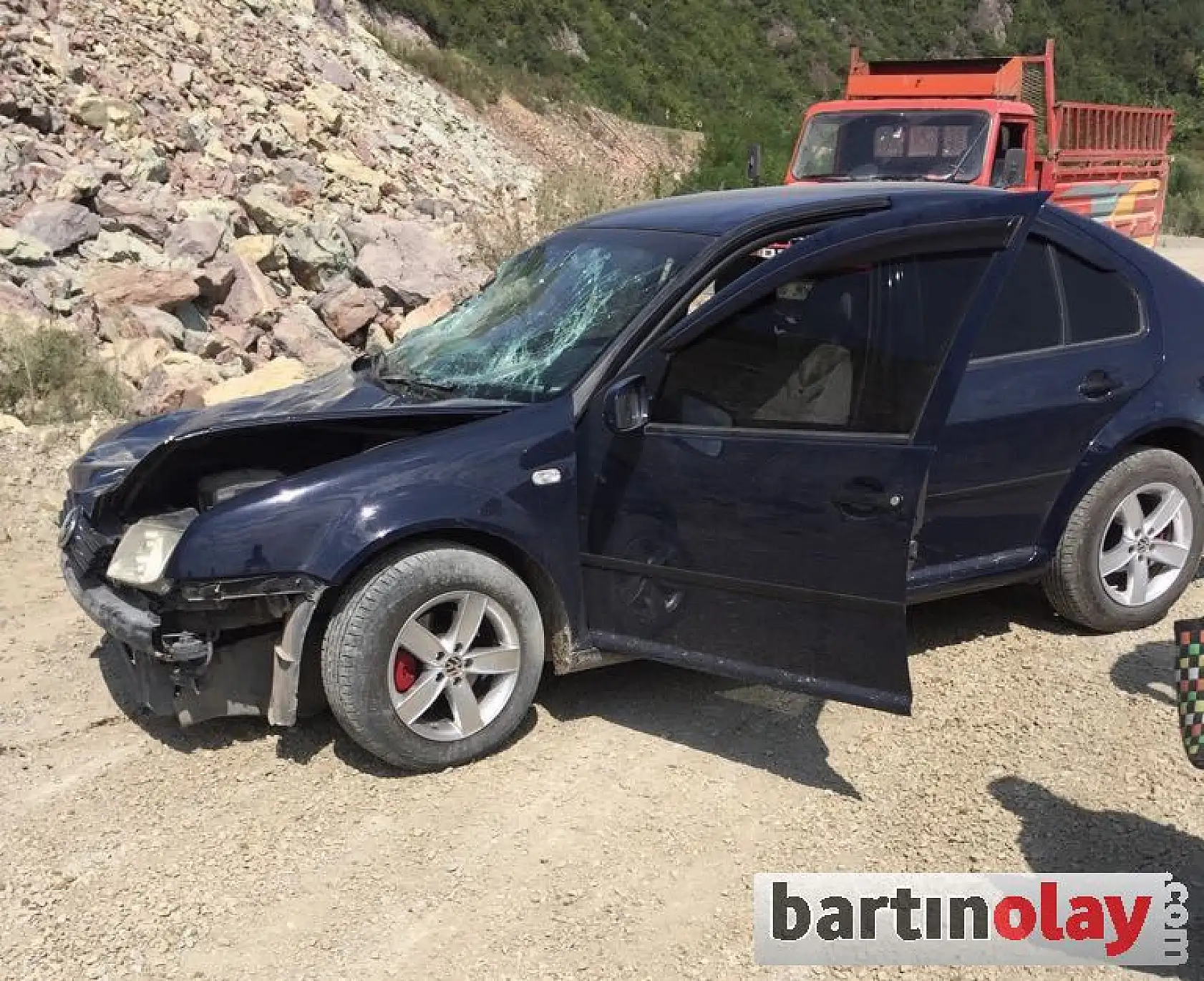 İş makinesi otomobili ezdi