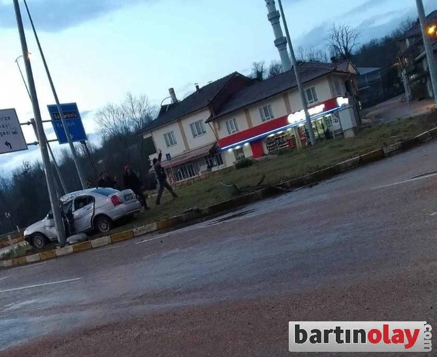 Buzda kayan iki otomobil kaza yaptı