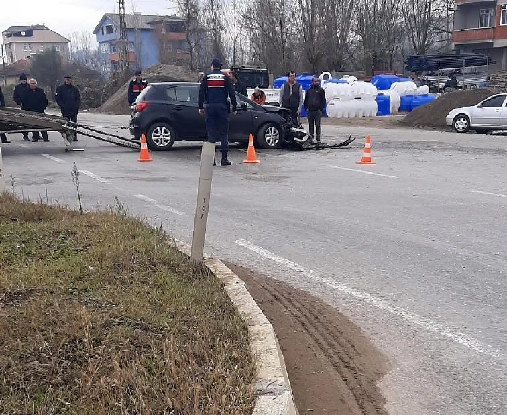 Kamyon ile otomobil çarpıştı