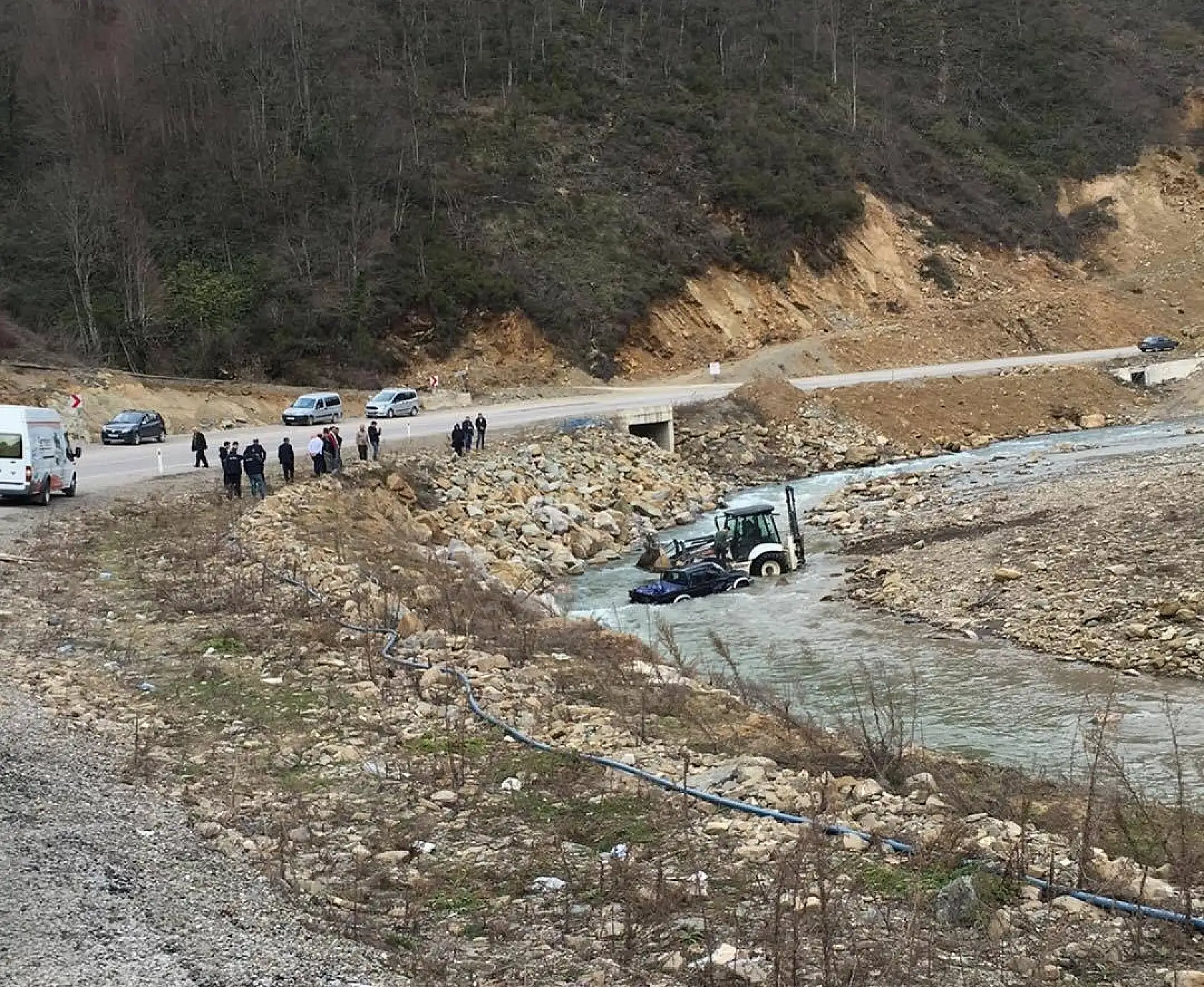 Irmağa uçan kamyonette can pazarı