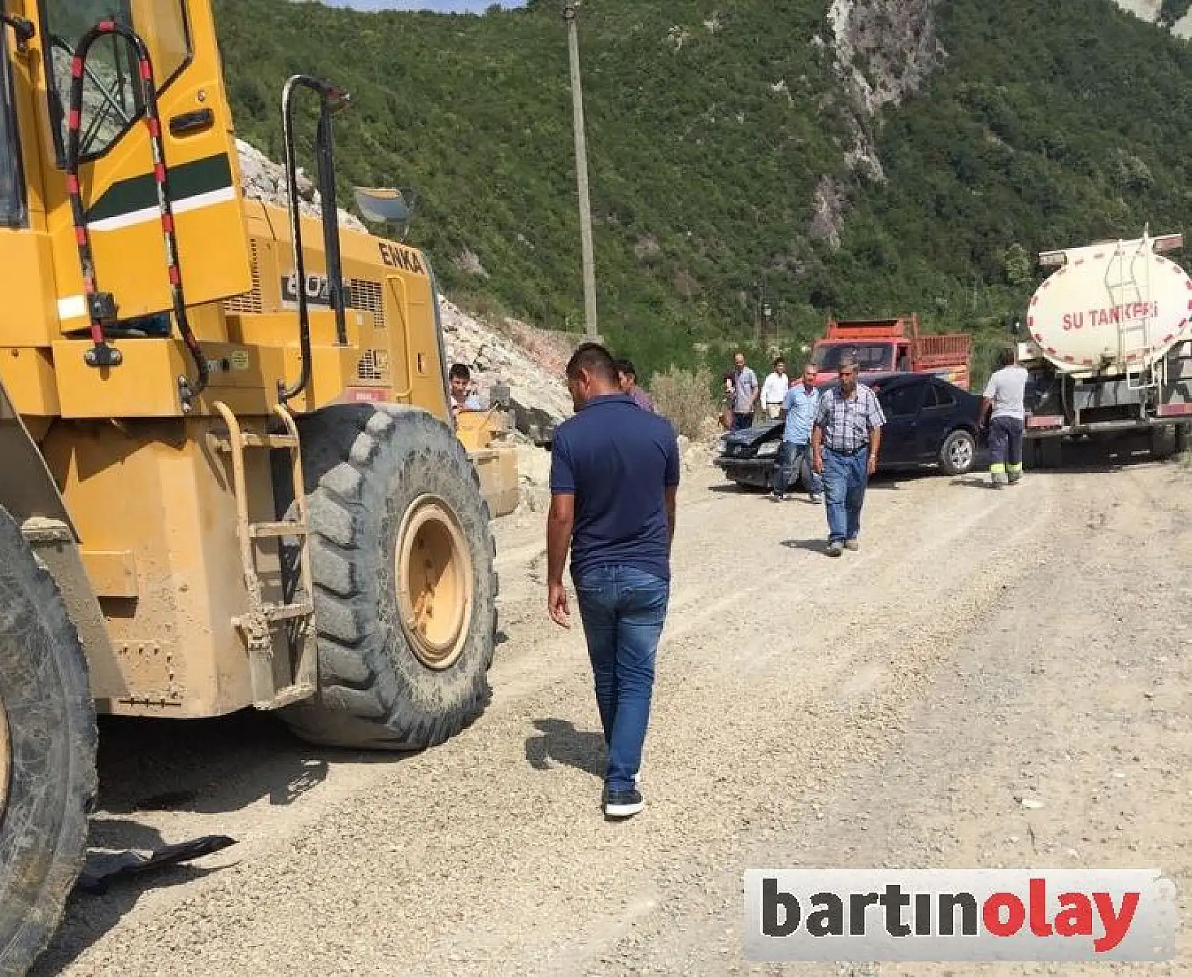 İş makinesi otomobili ezdi