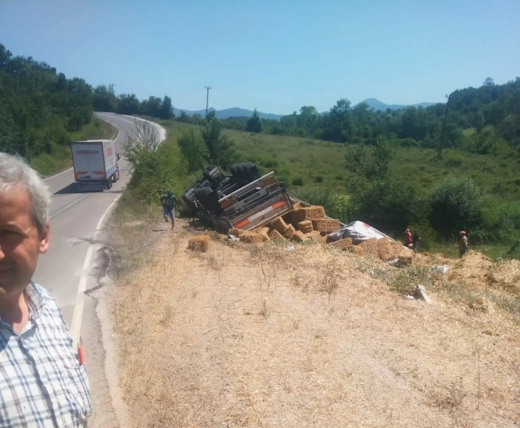 Saman yüklü tır devrildi