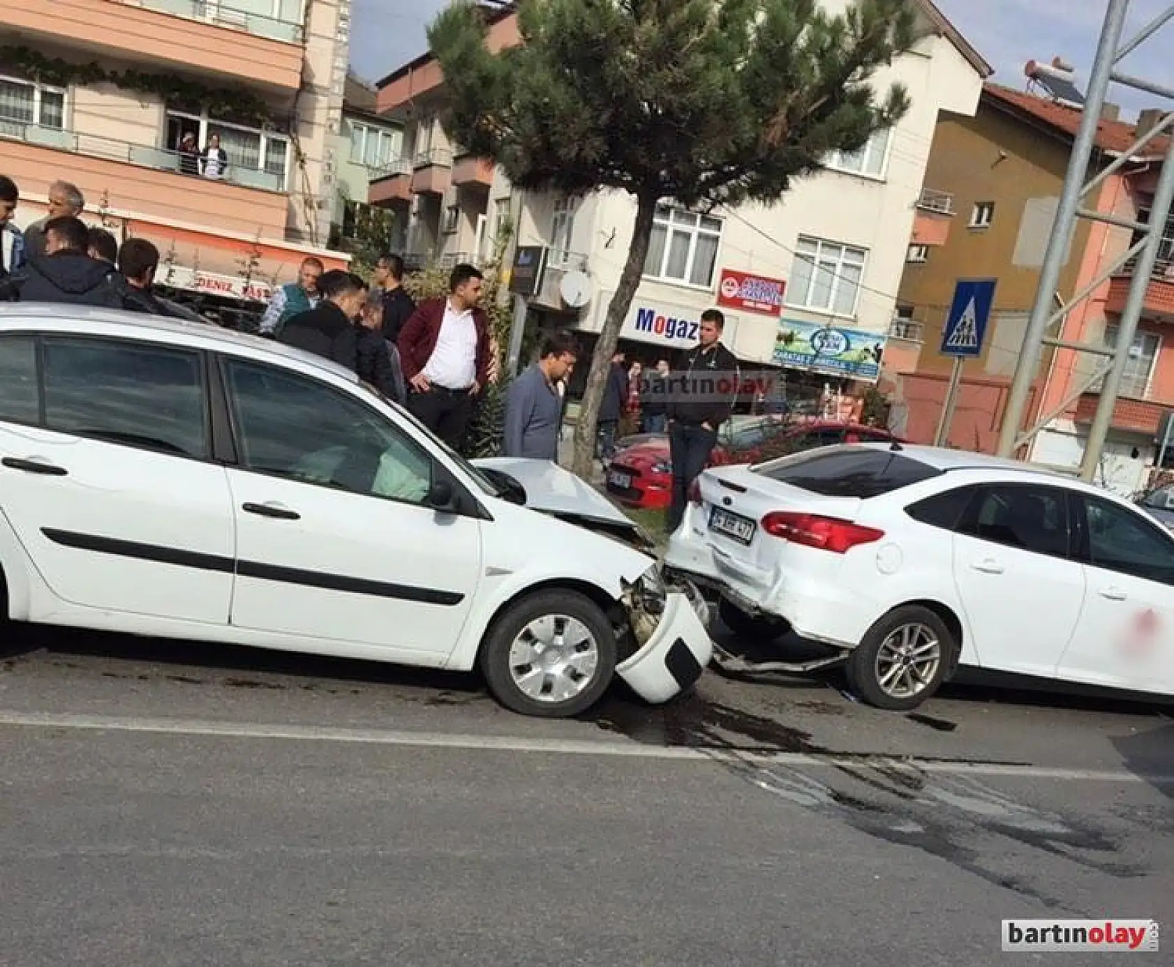 Yayaya yol veren araca çarptı