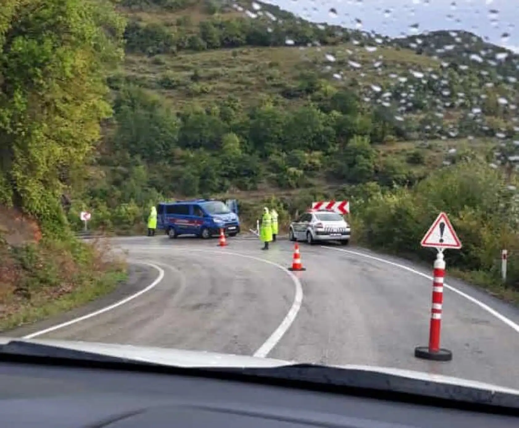 Virajı alamayan kamyon devrildi