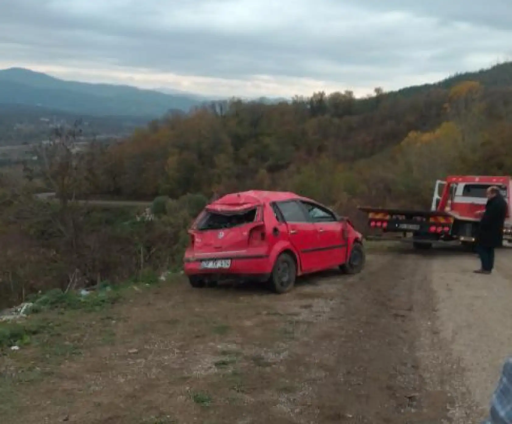 Otomobil uçuruma yuvarlandı