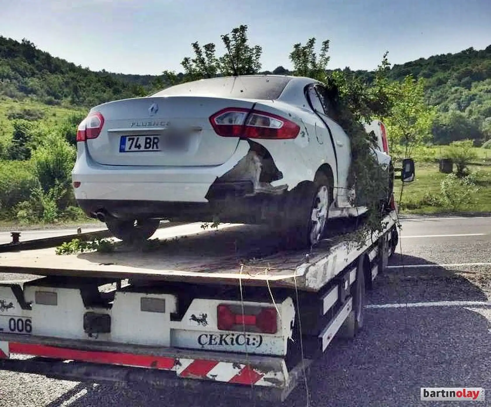 Otomobil şarampole yuvarlandı