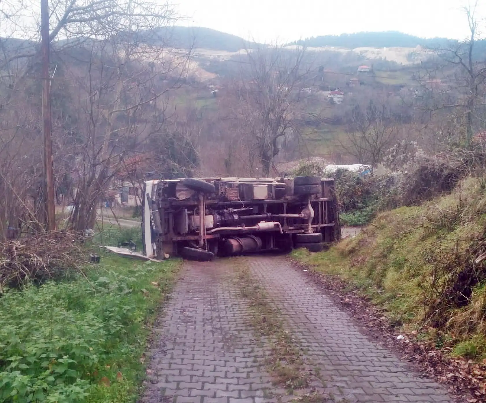 Kum yüklü kamyonet devrildi