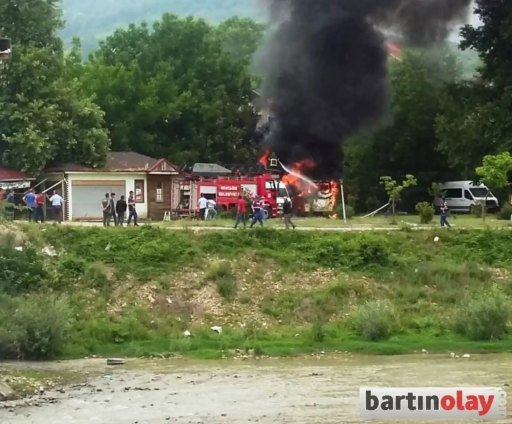 Park halindeki 2 minibüs yandı